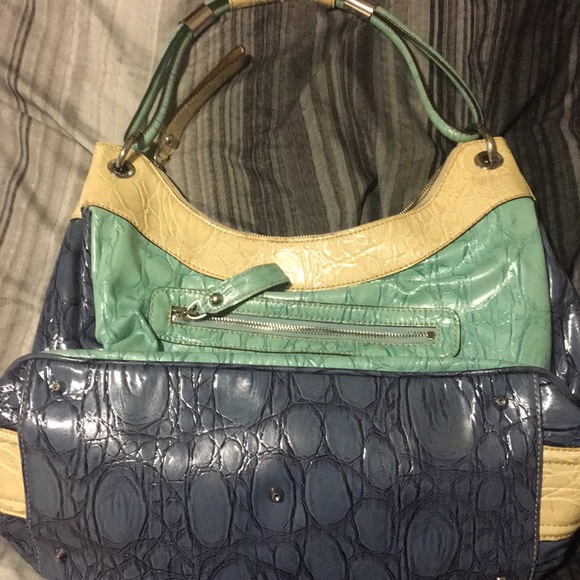 Guess purse - Picture 2 of 3